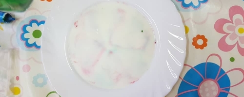 Eksperyment z mlekiem i barwnikami