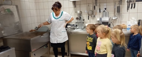 Wizyta Biedronek w przedszkolnej kuchni